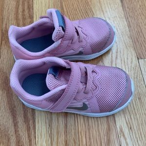 Girls Nike sneakers only worn once !